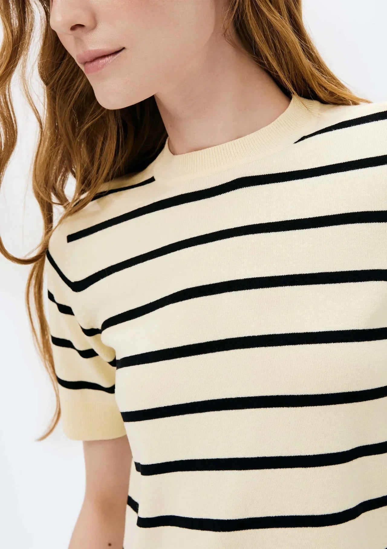 Blusa Feminina Manga Curta Listrada em Tricô Fio Tinto